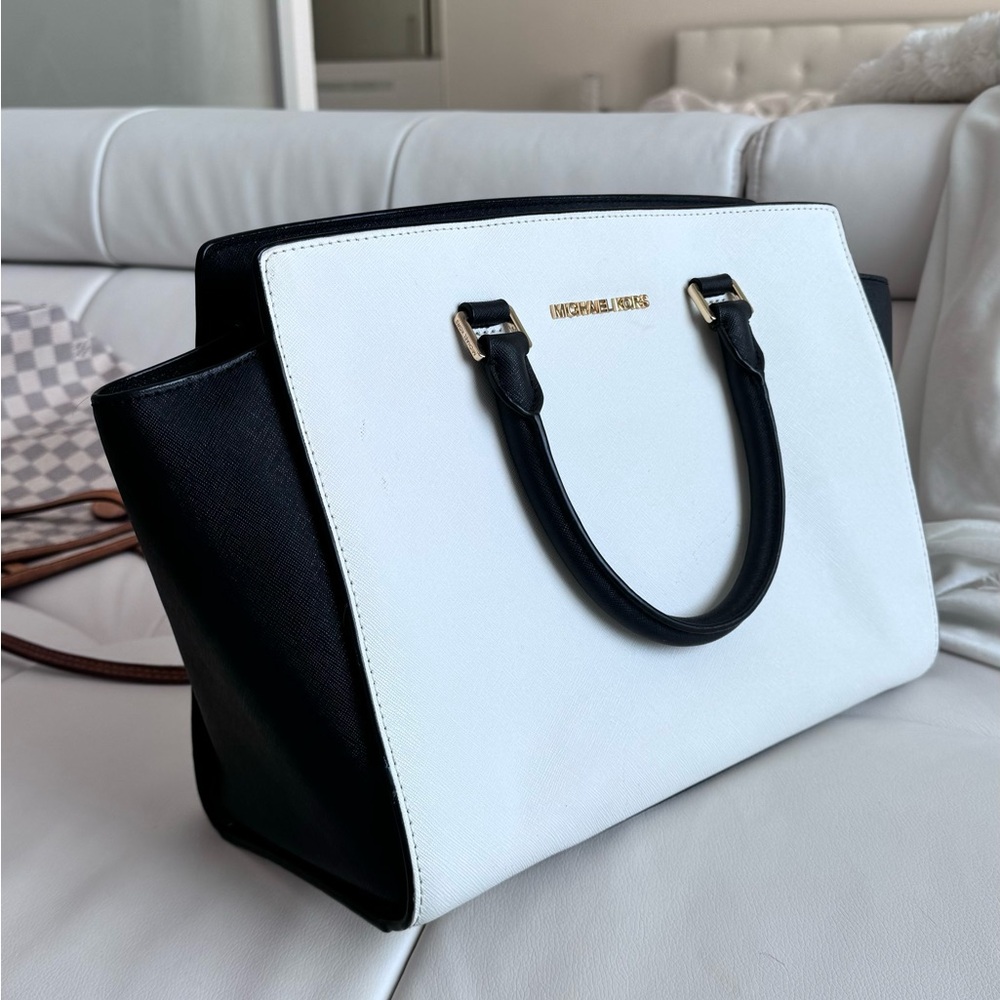 Michael Michael Kors

MEDIUM SELMA SAFFIANO ZIP SATCHEL